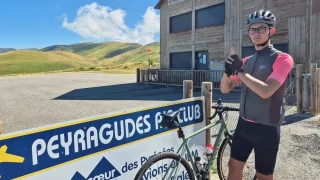 Zajeli jsme si letošní vrchařskou časovku na Tour de France s epickým koncem na letišti Jamese Bonda