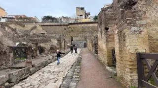 Fotr na tripu 11, Neapol