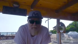 Pepa se v Černé Hoře vydal do rybí restaurace. Ceny ho do naha nesvlékly, ale kemp opodál ano