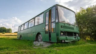 Starý autobus Karosa jako apartmán. Na Slovensku si za netradiční ubytování řeknou 3000 Kč za noc