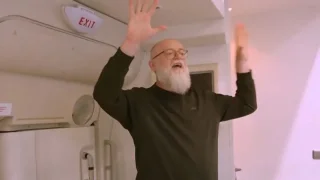 Fotra už asi natáčení nebaví, proto se rozhodl stát stevardem v letadle