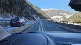 Dálniční známka Rakousko: Řidiči si po cestě na dovolenou připlatí a někde dálniční známka nestačí