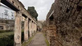 Fotr na tripu 11, Neapol