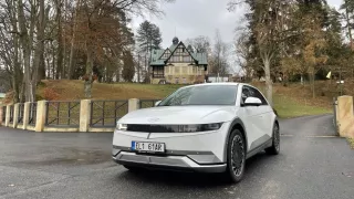 Fotr na tripu vyrazil elektricky do Českého ráje. I nádherná dobová vila může mít nabíječku