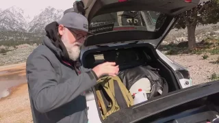 Co všechno Fotr vozí s sebou na cesty a jak vypadá jeho auto? Ukáže vám to na Porsche Cayenne