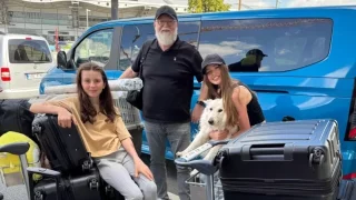 Letadlo Fotra se rozbilo a vypadly obrazovky, ale nakonec všichni odletěli. Jubilejní série začíná