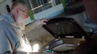 Na Chomutovsku by asi dlouho nevydržela. Fotr ale našel místo, kde je venkovní pračka normální