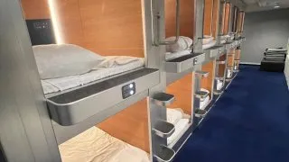 Sleeping pods, spaní v regálu