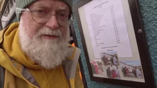 Díky dešti se měl Fotr královsky. Ochutnal fish and chips, které doporučil král Karel III.