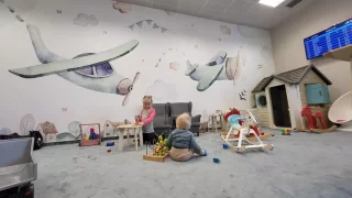 Děti v letadle nejsou jen zdrojem starostí. Při cestování s nimi máte proti ostatním řadu výhod