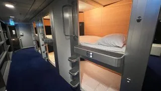 Sleeping pods, spaní v regálu