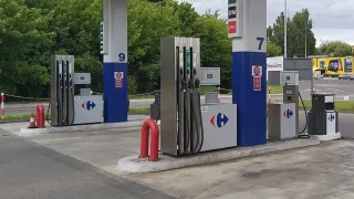 Litr benzinu za 25 haléřů. Supermarket způsobil celodenní chaos a zároveň udělal spoustě lidí radost