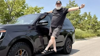 Ve hře byl i elektromobil, nakonec Fotr projede Kanadu s obřím SUV, které by se EU moc nelíbilo