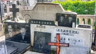 Láska k autům až za hrob. Objevili jsme velkou zvláštnost srbského hřbitova