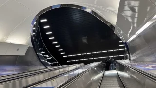 Praha má metro skoro jak to ve Stockholmu. Zastávka dostala prvky od sklářských mistrů z Nového Boru