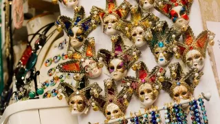 Suvenýry z dovolené vybírejte pečlivě. Za některé je nejen tučná pokuta, ale také vězení