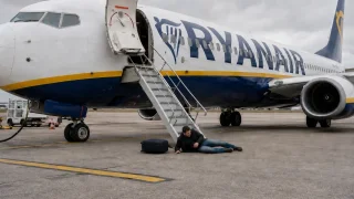 Na schodech Ryanairu spadly stovky cestujících. Aerolinka už na to musela reagovat