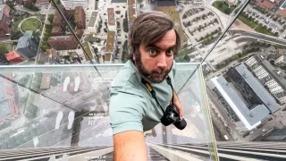 V akvárku 220 m nad zemí člověka přepadne strach, ale je to zážitek. Stejně jako celý Lindholmen