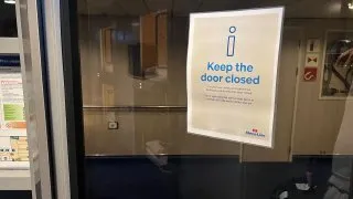 Sleeping pods, spaní v regálu