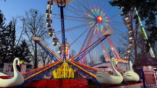 Fotoreportáž: Z Matějské pouti se stává zábava pro bohaté. Ceny atrakcí a jídel v roce 2025