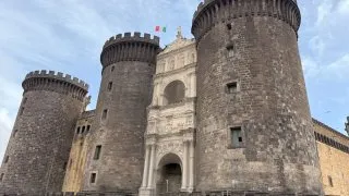 Fotr na tripu 11, Neapol II