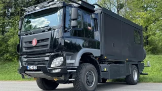 Tomu se říká dům na kolech. Obytná Tatra má krbová kamna, verandu i postel pod hvězdami