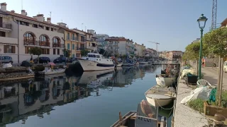 Zapomeňte na Benátky. Našli jsme krásné italské ostrovní městečko, kam davy vážně nejezdí