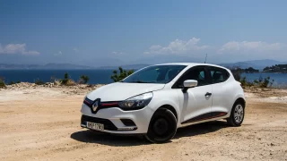 V krvi 0,5 promile, bez signálu a bez světel, dokud není tma. Korfu je rájem pohodových řidičů