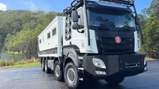 Osmikolová obytná Tatra je nezastavitelná luxusní vila na kolech. Stvořili ji v Austrálii