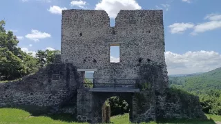 Máte rádi výhledy a historii? Výšlap na zříceninu Pustý hrad se vám bude líbit. Zvládnou ho i děcka