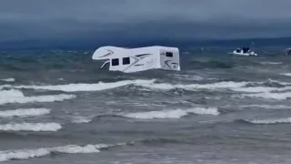 Z obytného auta obojživelník. Video ukazuje, co způsobí podcenění síly přílivu