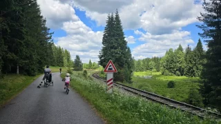 Třicet kilometrů podél kolejí na Šumavě patří k tomu nejhezčímu, co mohou v Česku bruslaři zažít