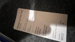 Sleeping pods, spaní v regálu