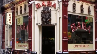 Polonahé ženy ve výlohách a vůně marihuany na každém rohu. To je krása i prokletí Amsterdamu