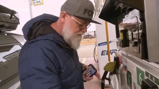 Fotr natankoval benzin za 27 korun. Samou radostí se pak automatu poklonil