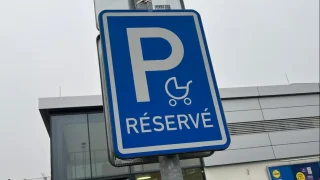 Řidiči si myslí, že značka s kočárkem znamená stání pro rodiče s dětmi. Většině ale hrozí pokuta