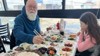 Žádné vaření, syrové ryby a potvory, které Češi do pusy nedají. Fotr ukáže korejskou hostinu