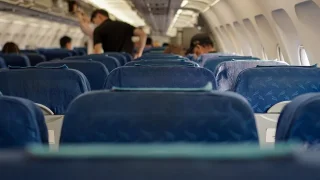 Klasický nešvar otravující lidi nejen v letadlech začala aerolinka rázně řešit. Kdo ruší, neletí