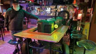 Vyrazili jsme do Helsinek a našli tam Zetor. Skvělých restaurací a kaváren je tady ale více