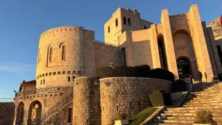 Fotr na tripu 11, Tirana