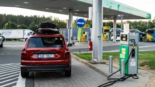 Takhle levný benzin na českém trhu nebyl roky. Řidiči u nás aktuálně koupí paliva skoro za hubičku
