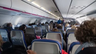 Právě dnes na pražském letišti končí jedna z nejotravnějších věcí zdržujících bezpečnostní kontrolu