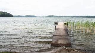 Letní sezona, písečné pláže a koupání jak u moře, ale nula turistů. Jedeme objevit neobjevené jezero