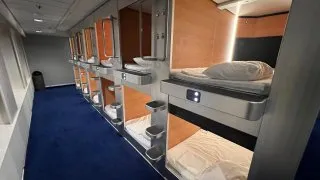 Sleeping pods, spaní v regálu