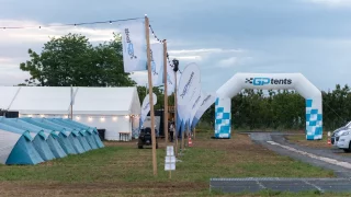 Češi provozují zajímavý stanový hotel na F1. Pobyt stojí desítky tisíc, ale poloha je zcela unikátní