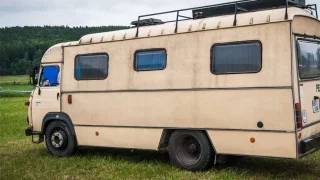 Youtubeři zkoušeli, jestli nastartují 20 let odstavenou obytnou Avii. Dopadlo to podle očekávání