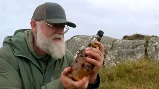 Fotr se vypravil po stopách vzácného alkoholového pokladu. A jednu láhev nakonec opravdu vykopal