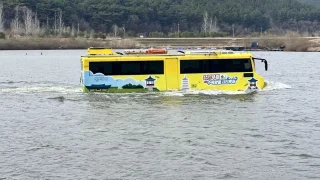 Obojživelný autobus, nebo omlazující pramen. Co na člověka zapůsobí více?