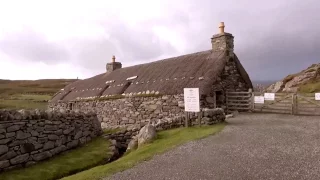 Domy za jedno euro jsou nuda. Fotr našel domy postavené z bláta a s uzenou střechou