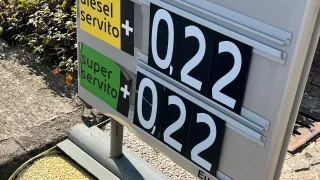 Kdo nechce platit drahé tankování s obsluhou, toho stihne trest. Jižanské čerpačky dělají naschvály